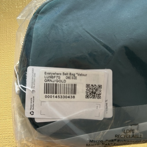 LULULEMON Everywhere Belt Bag JASPER GREEN/GOLD VELOUR 1L RARE TIK TOK Famous - Picture 10 of 14
